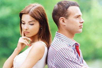 Stáhnout - Portrét krásné, mladý muž žena pár stojí jeden druhýho smutný pozadí letní zelený park — Stock obrázek