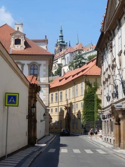 Soubor:Valdštejnská ulice , Valdštejnský, Palffyho a Kolowratský palác.jpg