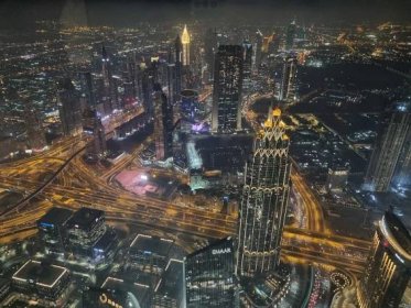 Výhled z nejvyšší budovy světa Burdž Chalífa na večerní Dubaj