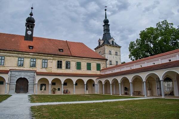 Uherčický zámek se vrací k nádheře. Obnovu přiblíží v sobotu zvláštní prohlídka