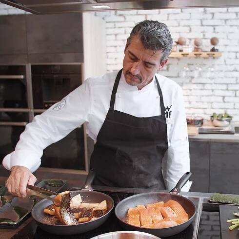 Imagen del chef Julio López cocinando una deliciosa receta. Contenido de fotografía y vídeos para redes sociales que destacan las habilidades culinarias en WMF.