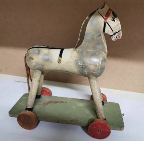 Starý dřevěný koník, kůň na kolečkách, stará hračka  - Starožitnosti a umění