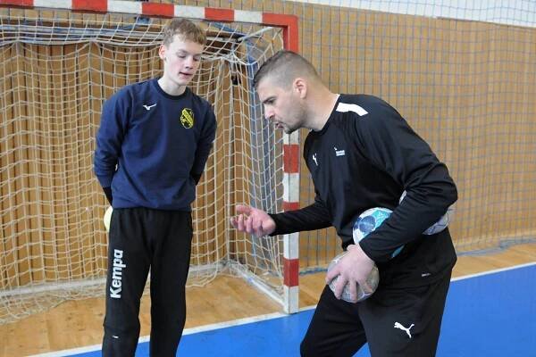 Házená: Martin Galia trénoval místní brankářské naděje. Byl nadšený z jejich přístupu – Co se děje ve Frýdku-Místku