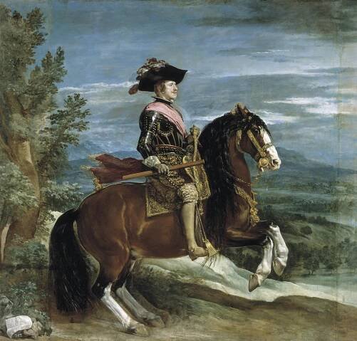 Le roi à cheval, de profil. Le cheval saute en avant vers la droite. Chêne et ciel bleu en fond.