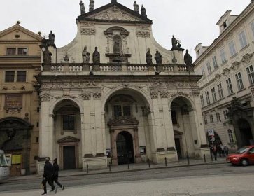 Zhruba stovka lidí se přišla v Praze rozloučit se zesnulou Jiřinou Šiklovou