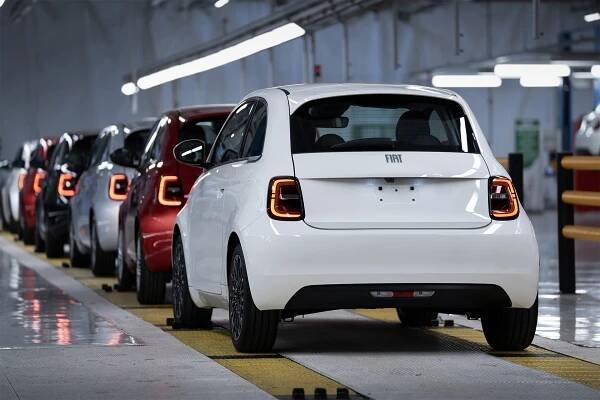 Měl být jen elektromobilem, ale neuspěl. Nový Fiat 500 tak už sjíždí z pásů i se spalovacím motorem