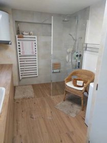 Koupelny inspirace: Hnědo šedá koupelna v rodinném domě s Walk-in sprchovým koutem (Most)