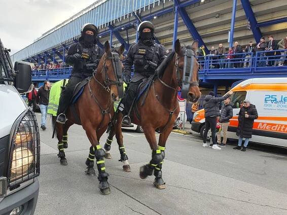 Slavia vs. Sparta. Fanoušci (a policie) během derby pražských S