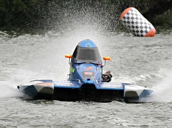 Závody motorových člunů: adrenalin pro závodníky, podívaná pro diváky