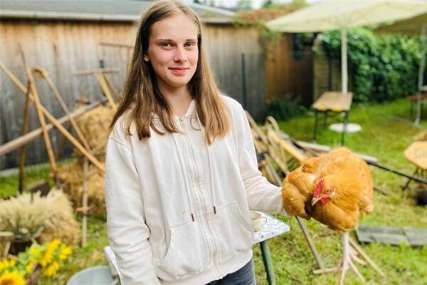 Sara Voigt (19) ist das neue Lindenmädchen. Gekürt wurde die gelernte Landwirtin im Zuge des vierten Lindenauer Dorffests. Sie züchtet unter anderem Sachsenhühner.