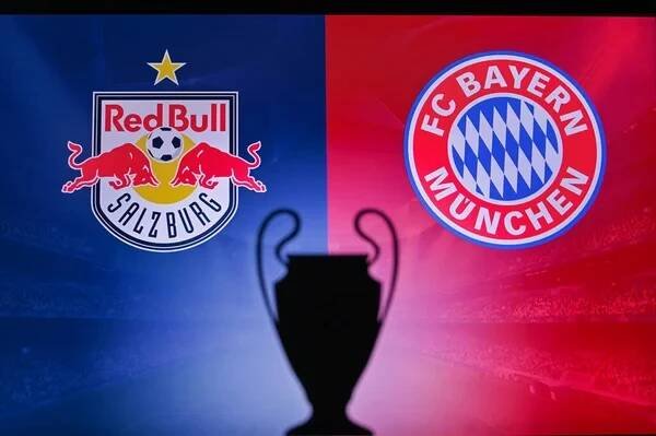 NYON, SWISS, NOVEMBER2. 2020: Red Bull Salzburg vs. Bayern Mnichov. Fotbal Liga mistrů UEFA 2021 Group Stage zápas. UCL Trophy silueta, znamení klubu na obrazovce v pozadí — Stock obrázek