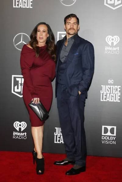 Producent Dany Garcia a herec Henry Cavill na světovou premiéru "Justice League" koná v Dolby Theatre v Hollywoodu v Usa na 13 listopadu 2017. — Stock obrázek