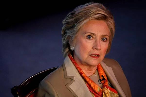 Trump odebral prověrky svým soupeřkám Harrisové a Clintonové