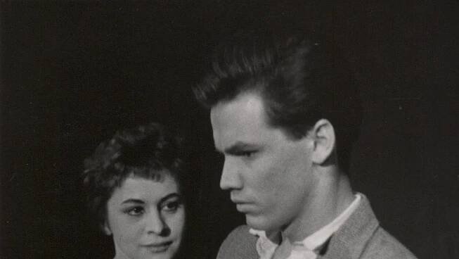 Václav Martinec a Jiřina Třebická ve hře Človek hledá radost, 1959