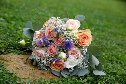 svatební kytice v pastelových barvách s eukalyptem