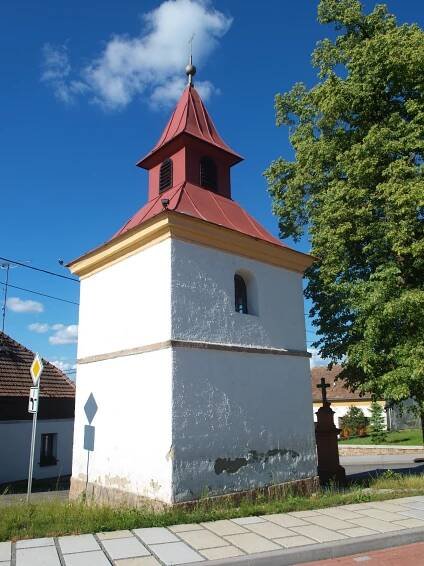 Soubor:Hluboké Dvory, kaplička.JPG – Wikipedie
