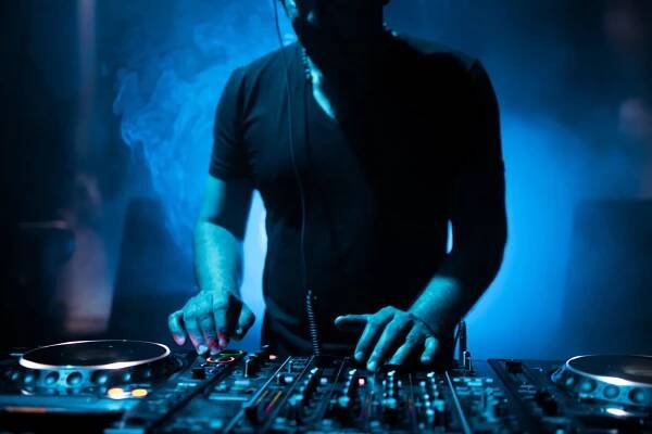 How to Mix With DJ Controller - Channel DJ