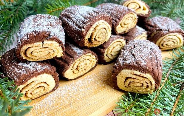 Recept na vánoční zasněžené kmeny. Obohaťte své sváteční pečení tímto hitem letošních Vánoc.