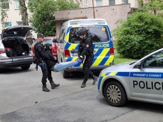 Policisté zneškodnili útočníky. Cvičení na úřadu práce ve Vsetíně