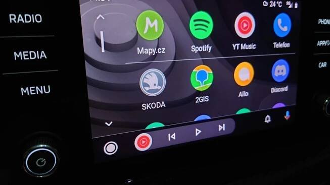 Které aplikace pro Android Auto by neměly na cestách chybět?