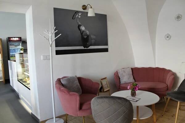 OBRAZEM: Součást síně slávy. PojďCafé ve Fulneku nabízí i oblíbený dort Kvitové