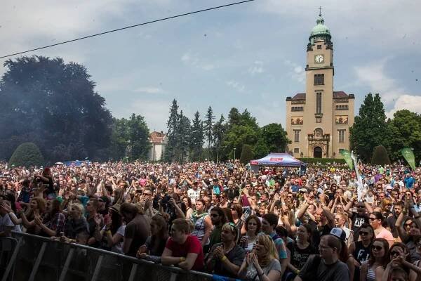 Hlavní scéna, kterou najdete na louce před kostelem, přivítá hned několik headlinerů, které ani není třeba moc představovat. 