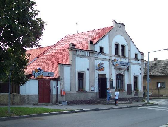 Soubor:Lípové sqr, Prague Dubeč.jpg