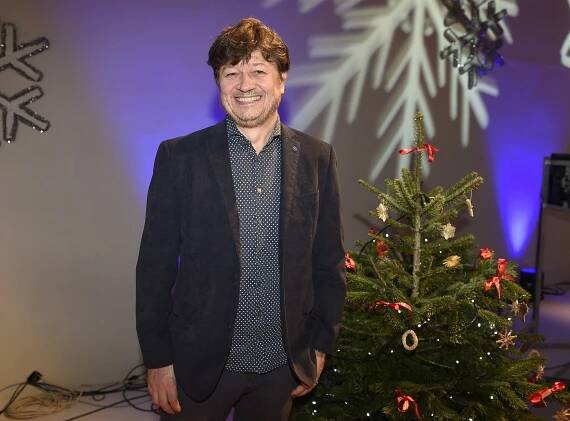 Novopečený trojnásobný otec Karel Janák zvládá nejen natáčet filmy: U narození syna obstojně asistoval