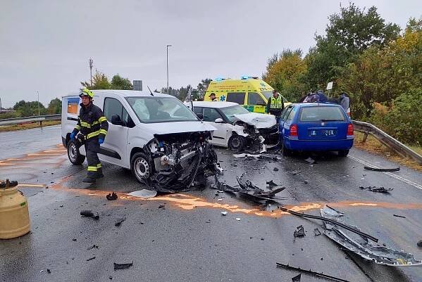 Na nadjezdu u Černé za Bory havarovala tři vozidla