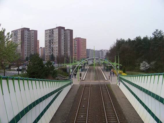 Soubor:Tramvajová zastávka Poliklinika Barrandov.jpg