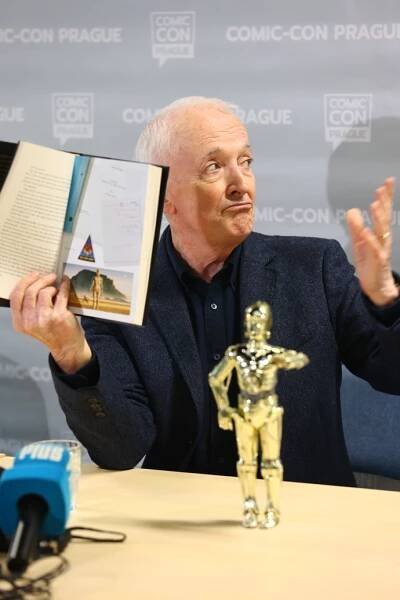 FOTO: Anthony Daniels představil svou knihu. – stránka 32