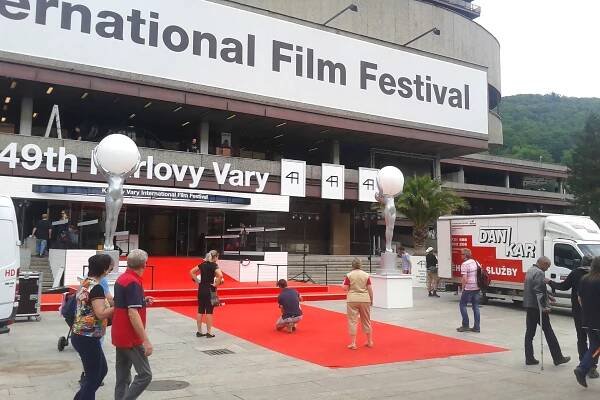Stěhování Mezinárodní filmový festival Karlovy Vary : SĚHOVÁNÍ DANKAR PRAHA