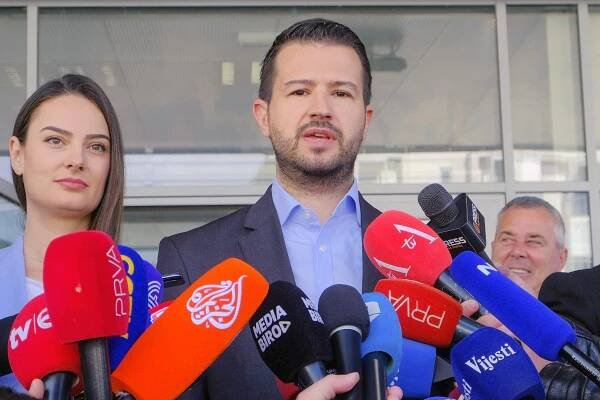 Prezidentom Čiernej Hory sa stane 36-ročný prozápadný ekonóm Jakov Milatović. Získal približne 60 percent hlasov...