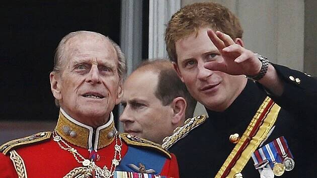 Princ Philip a princ Harry (za nimi princ Edward) na balkonu Buckinghamského paláce (Londýn, 14. června 2014)