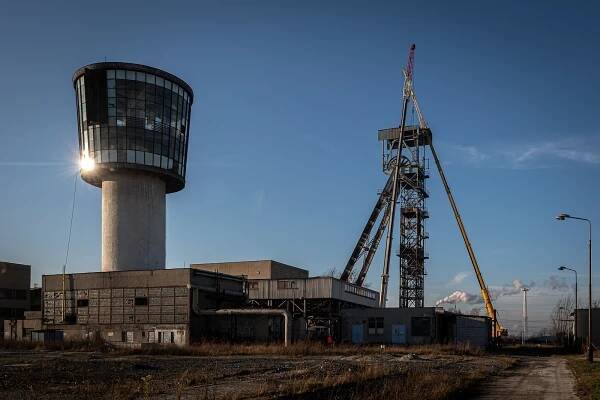 OBRAZEM: Staříč I, Paskov, historie... Těžní věž dolu ve Sviadnově jde k zemi