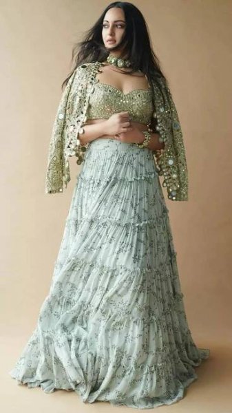 Sonakshi Sinha dazzles in festive-inspired ethnic elegance
