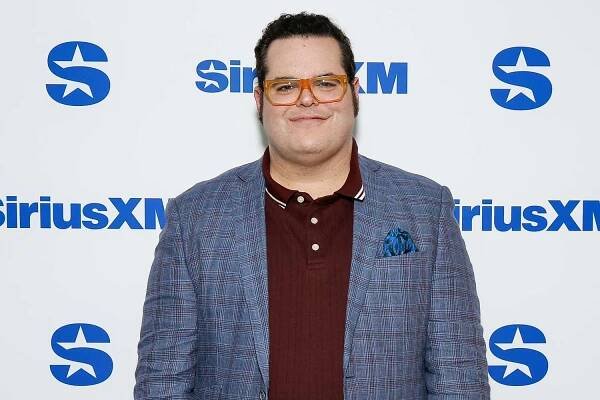 Josh Gad visits SiriusXM studios on December 05, 2023 in New York City. 