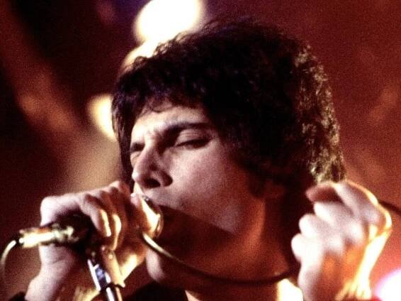 Freddie Mercury světu oznámil, že má AIDS a druhý den zemřel. Jeho ostatky jsou ukryté, ani rodiče neví kde