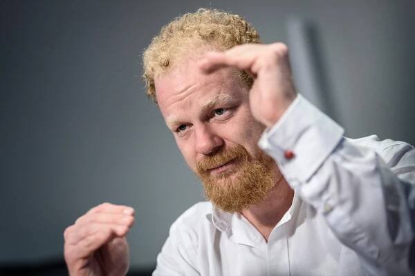 Ekonomika chodila deset let o berlích. Jestli kost srostla, brzy zjistíme, říká Tomáš Sedláček