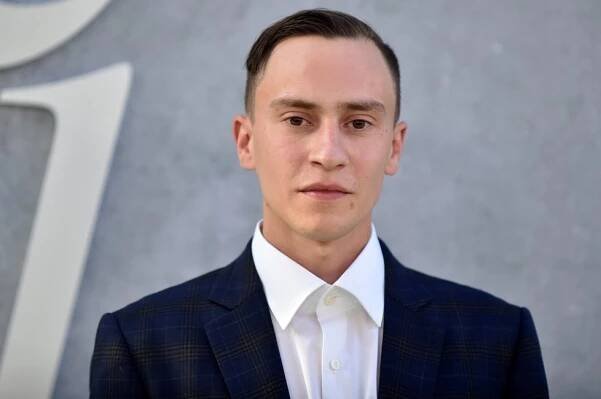 »Penny« z Teorie Kaley Cuocová ani ne měsíc po porodu na premiéře: Zaláskované pohledy s přítelem!