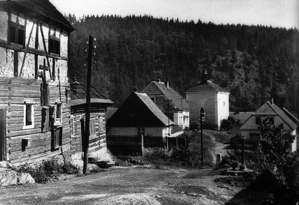 Rabštejn nad Střelou, špitál čp. 38 (vlevo) a kaple Panny Marie Loretánské; 60. léta 20. století (sbírka Jiřího Fiedlera).