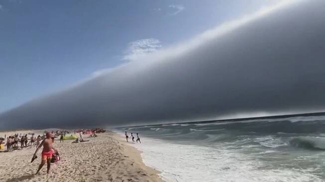 Na portugalské pláži natočili roll cloud. V Evropě je vzácný, lidé začali panikařit