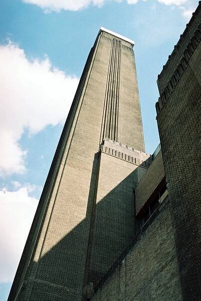 Soubor:Tate Modern - exteriér II. (3. 10. 2004).JPG – Wikipedie