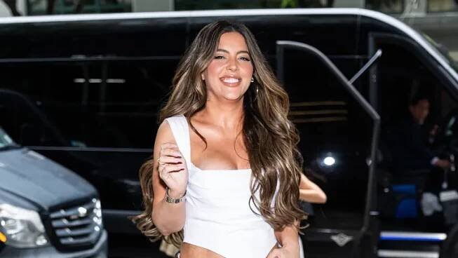 ‘SI’ Swim model flaunts tiny waist, loses top in risqué string bikini pool pics