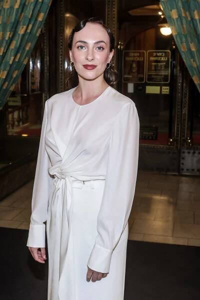 Elizaveta Maximová na pražské premiéře filmu Světýlka překvapila tmavou barvou vlasů.