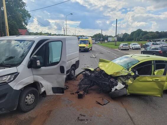 Hasiči zasahovali u nehody dvou vozidel a autobusu s dětmi v Dolní Suché, dvě z nich utrpěly zranění | POŽÁRY.cz - ohnisko