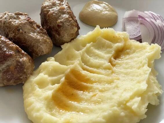 Domácí voňavé čevabčiči podle téměř zapomenutého receptu. Jeho tajemství spočívá v této ingredienci, která se vmíchá přímo do směsi masa