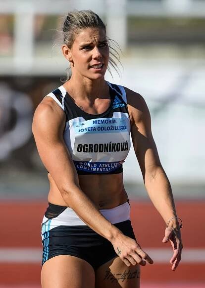 Nikola Ogrodníková je vynikající oštěpařka.