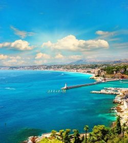 Zobrazit středomořského letoviska, pěkné, cote d azur, Francie. Francouzská Riviéra. tyrkysové moře a perfektní slunečné modrá obloha — Stock obrázek