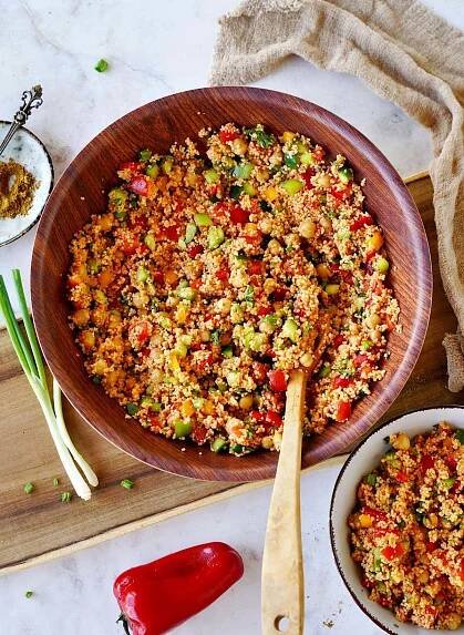 Aufnahme von Couscous-Salat in großer Schale von oben